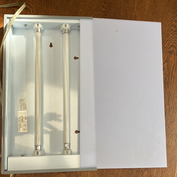 Light box! Turn on, trace quilt patterns, make jewelry, do stencils, embossing. - Picture 3 of 3